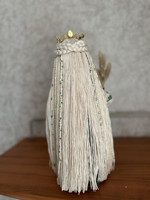 Лялька-мотанка ручної роботи в зеленому кольорі