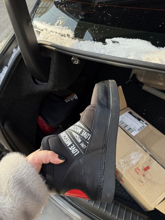 Мунбуты love moschino