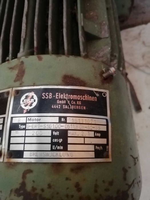 Motoreduktor niemiecki kątowy 0,66 kW z hamulcem