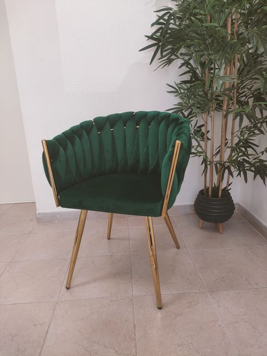 Cadeira em veludo verde e metal dourado