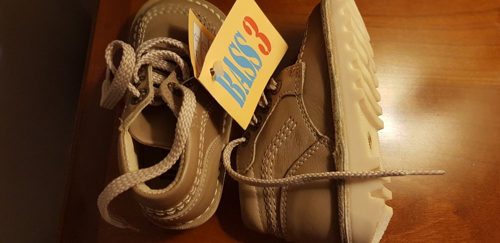 Botas novas de criança em pele