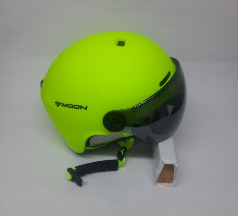 Kask narciarski z szybką