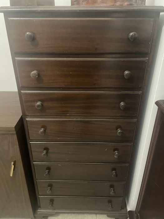 Comoda alta com gavetas.