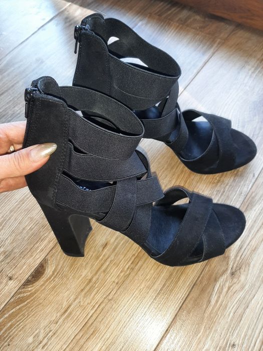 Buty na obcasie.