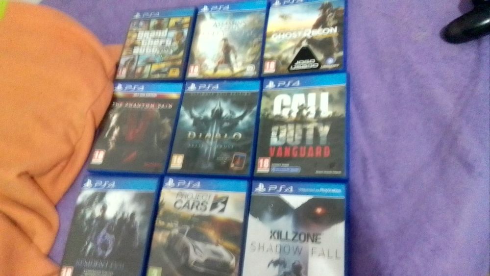 Ps4 com dois comandos mais pc portátil da Samsung mais jogos