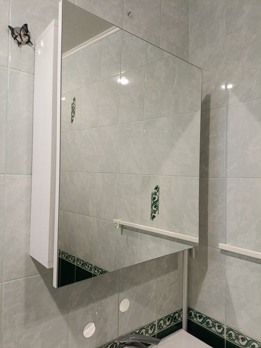 Шафа з дзеркалом для ванної кімнати