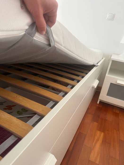 Cama, mesinha e colchão 140/200