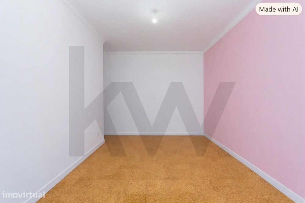 Apartamento T4 transformado em T3 na Amora