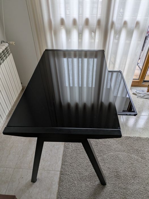 Secretária preta com vidro fosco preto