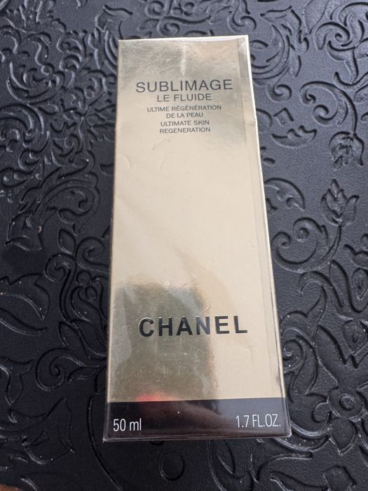 Chanel Sublimage Le Fluide, luksusowa emulsja regenerująca do twarzy o pojemności 50 ml.