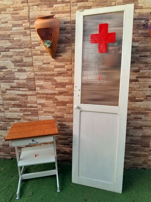 Antiga porta de enfermaria e secretária