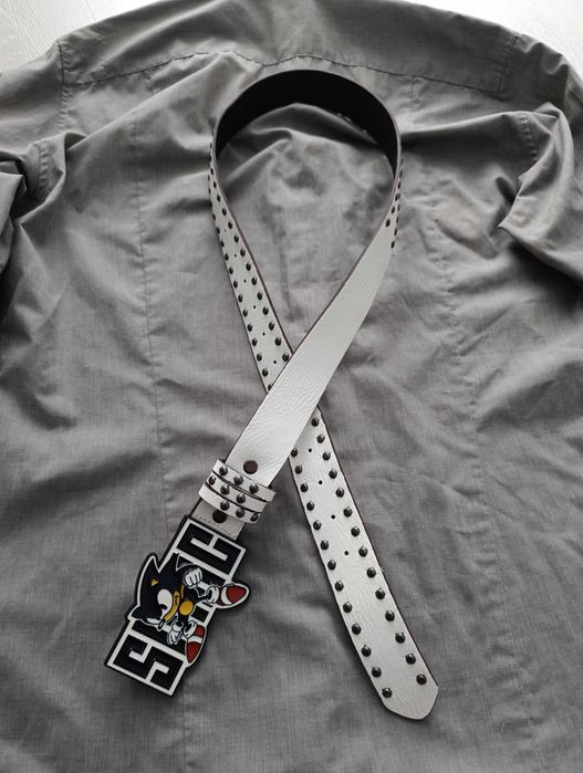 Biały pasek nity klamra Sonic