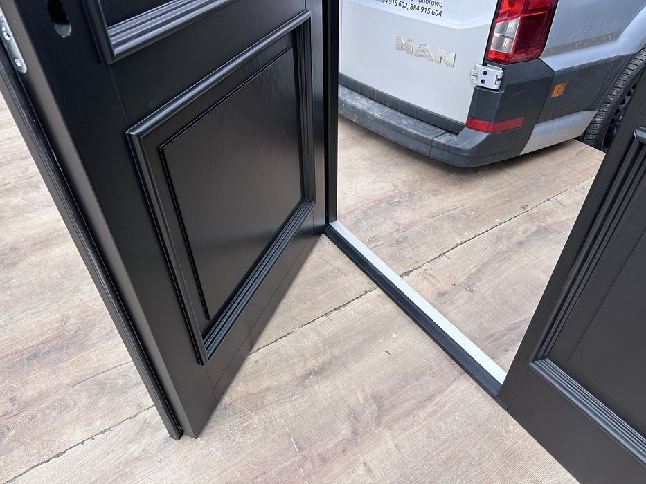 Drzwi zewnętrzne drewniane Z doświetlem czarne Czarne Na Wymiar Montaż