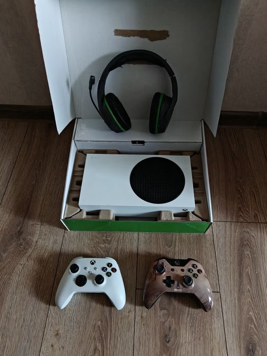 Продам Xbox series s+2 геймпада+навушники