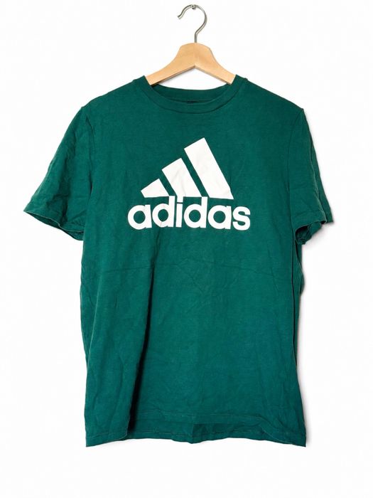 Zielona koszulka adidas z dużym logo