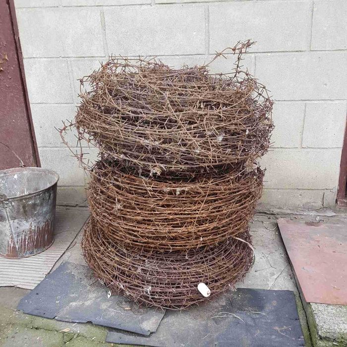 Проволока колючка. Дріт колючка.