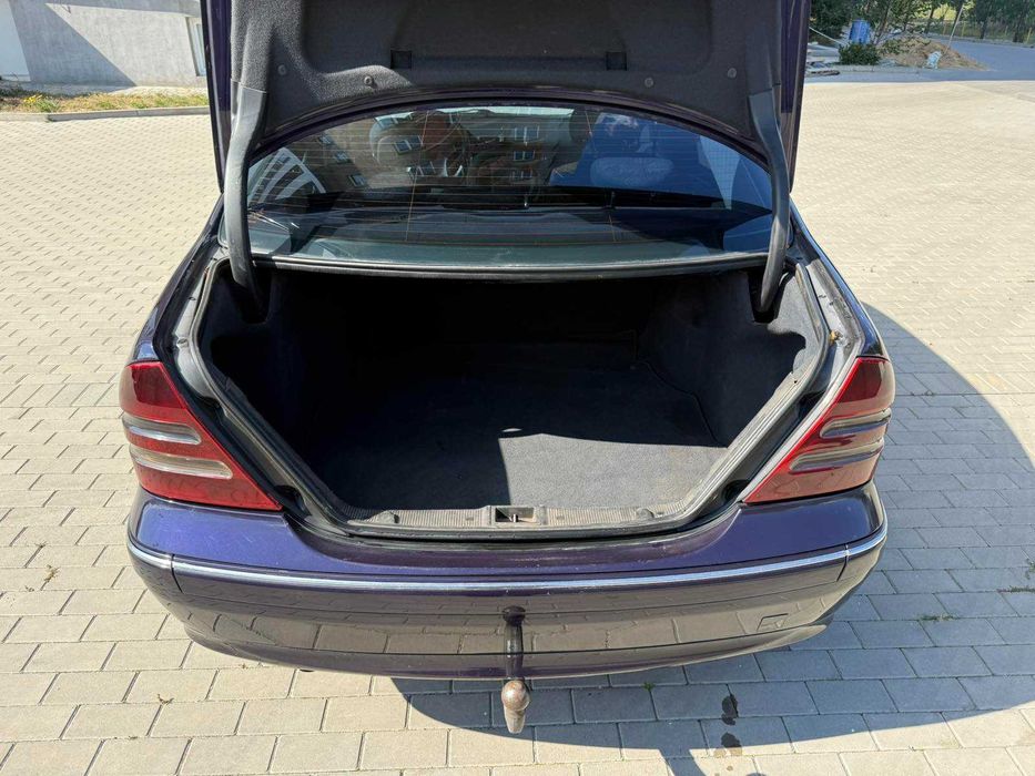 Mercedes C-Class 2.2 дизель АВТОМАТ 2000 год
