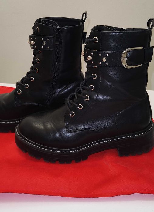 Bota preta com tachas