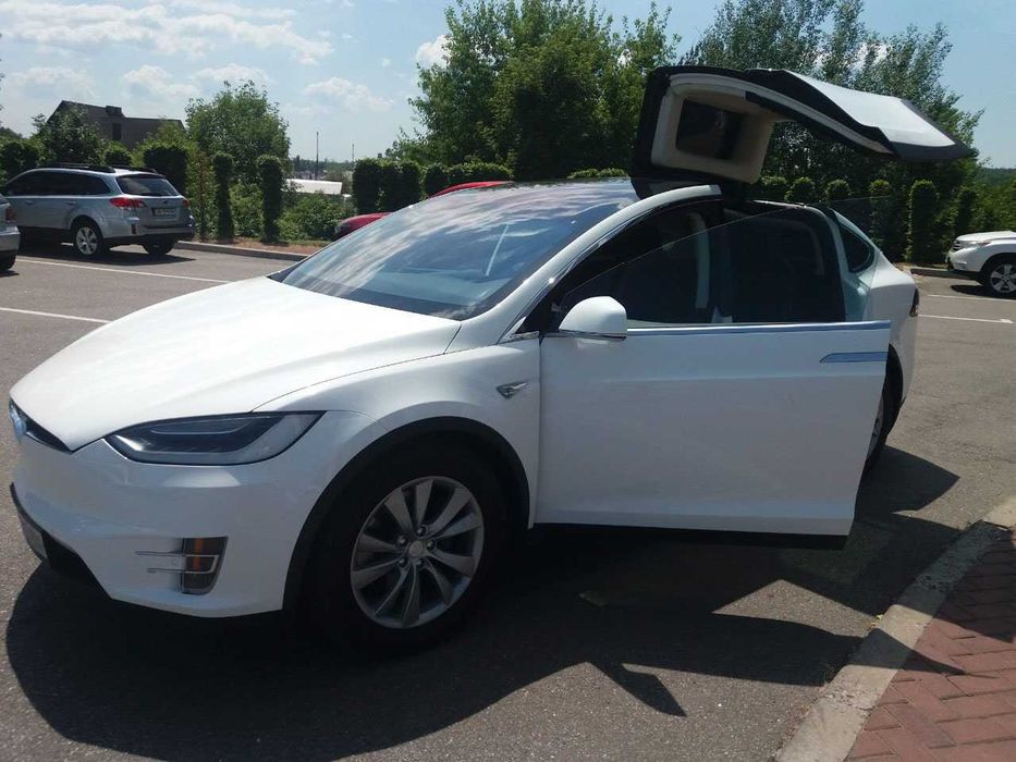 Автомобиль Тесла в аренду (прокат)