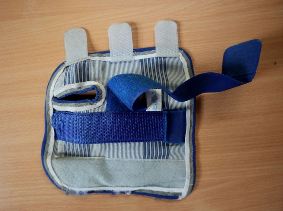 Бандаж Алком 3067 правий на променевозап'ястний суглоб