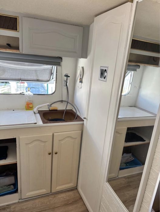 Vendo caravana em um alveolo no oarque de campismo de esmoriz.