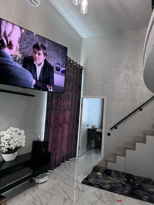 Продам 2-о к/к 72 м2 з меблями та технікою в Новомиколаївці.