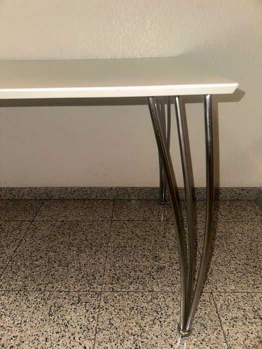Mesa com pés em lacado, não abre