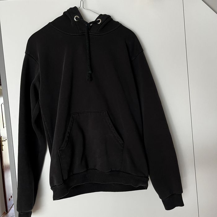 czarna zwykła bluza z kapturem kangurka