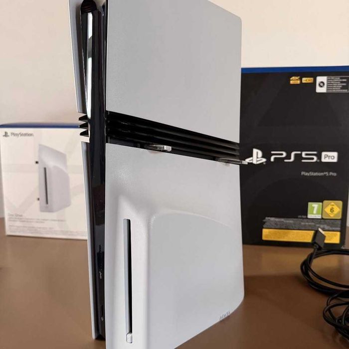 Ps5 pro + napęd + 2 pady jak nowa