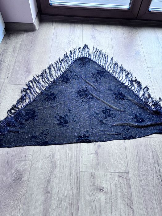 Czarna chusta w róże i ze srebrną nitką na ramiona