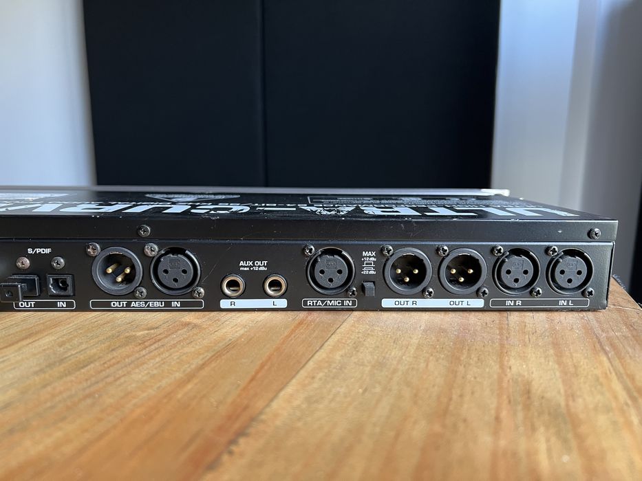 Equalizador Behringer DEQ2496 Ultra-Curve Pro EQ - bom estado
