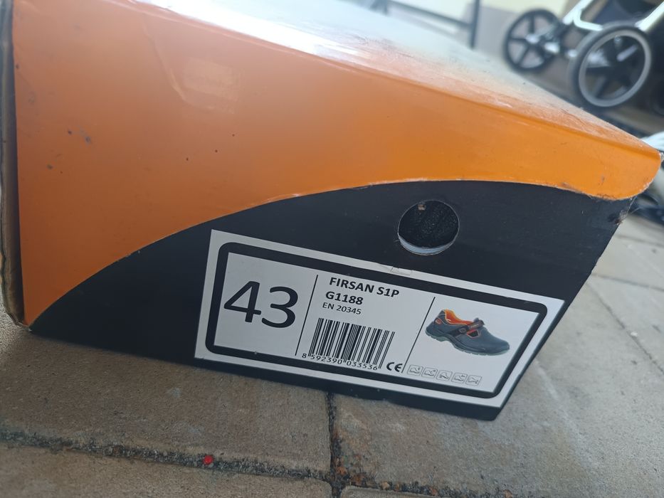 Buty z noskiem 43 nowe