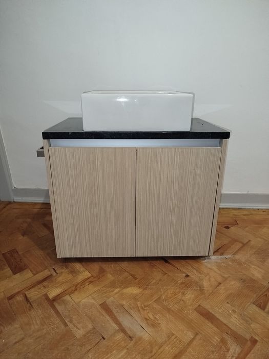 Móvel de WC, bancada de mármore, lavatório e espelho.