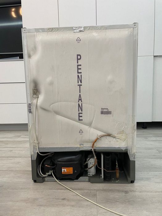 Маленький вбудований холодильник Electrolux ERN1200FOW