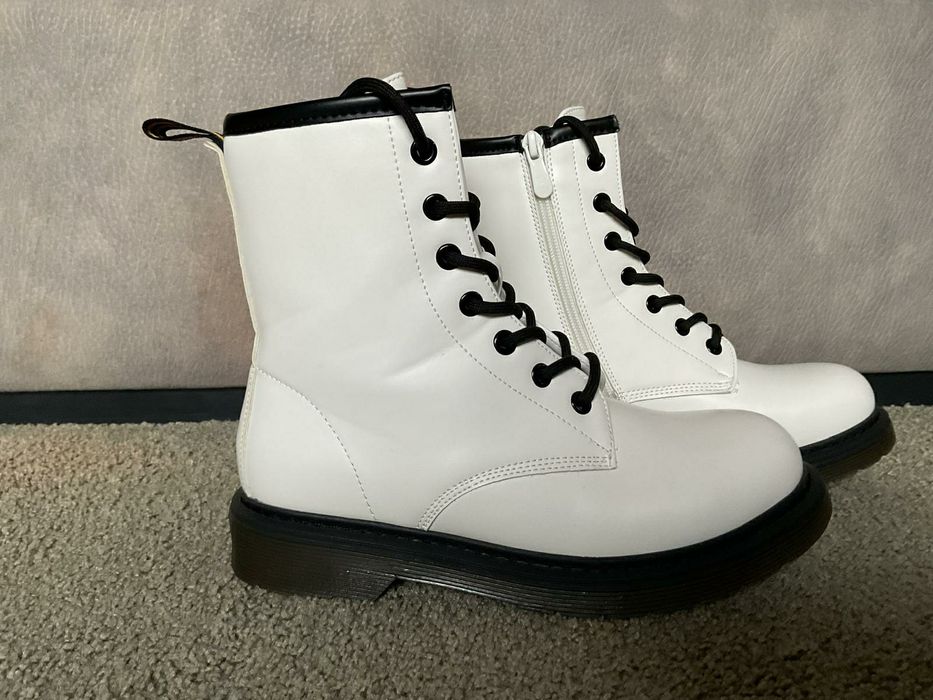 Botas militares de cor branca e preto