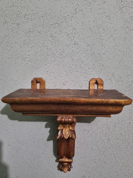 Pianha de madeira dourada