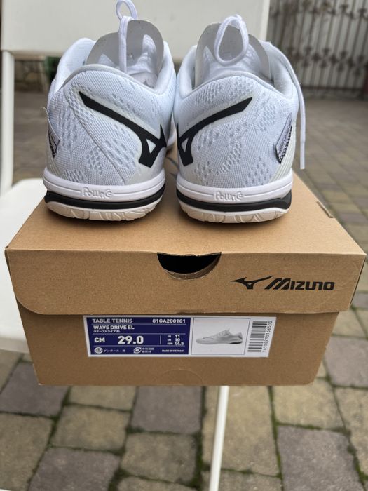 Кросівкі нові  Мізуно