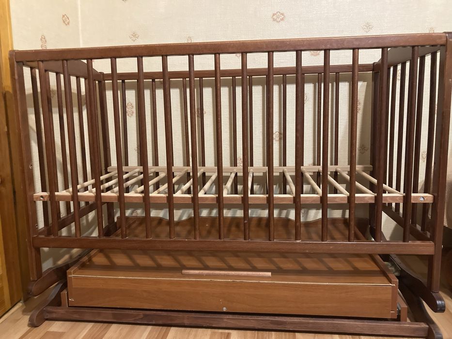 Дитяче ліжечко з маятником та тумбою