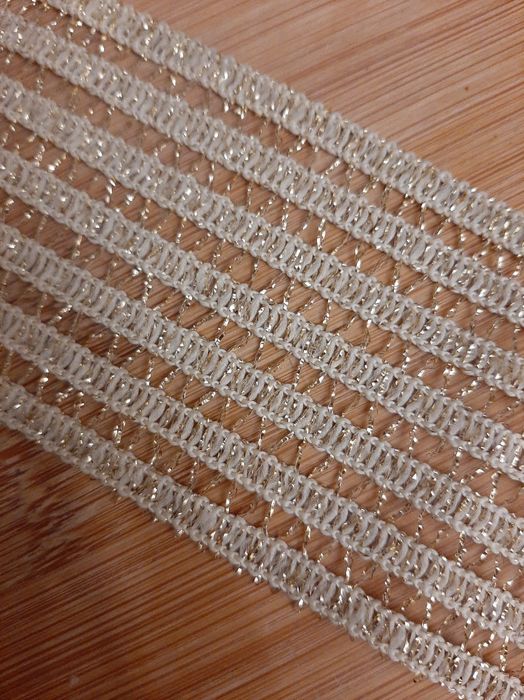 Fita dourada em tecido