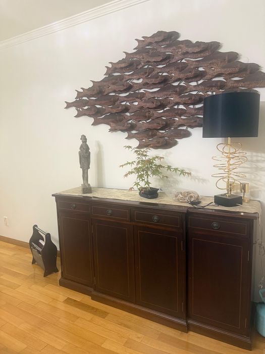 Conjunto Sala de Jantar Completo em Madeira Maciça – Mesa + 6 Cadeiras + Aparador + Cristaleira (Excelente Estado)