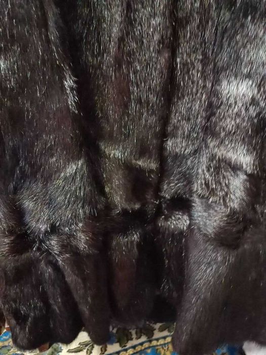 Женская шуба из нутрии с песцовыми вставками