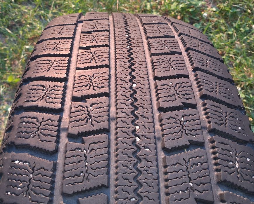 Зимова гума. 225/65/R17. Японія