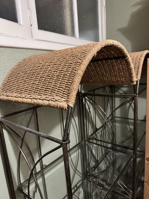 Estante vintage em ferro com prateleiras de vidro