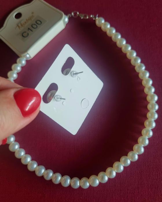 Conjunto (colar/choker e brincos) de pérolas.