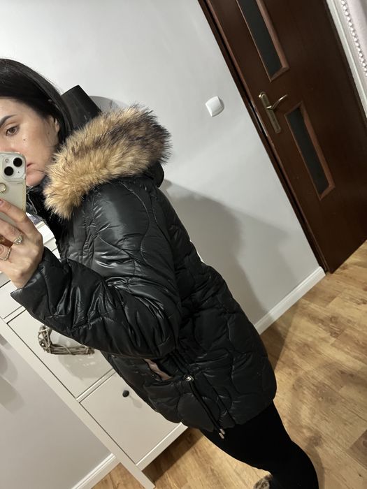 Czarna kurtka pikowana zimowa z futerkiem M/L
