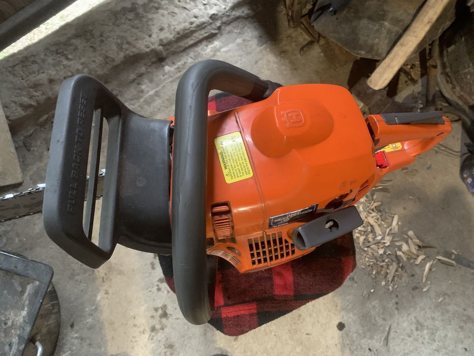 Продам бензо пилу гузварна