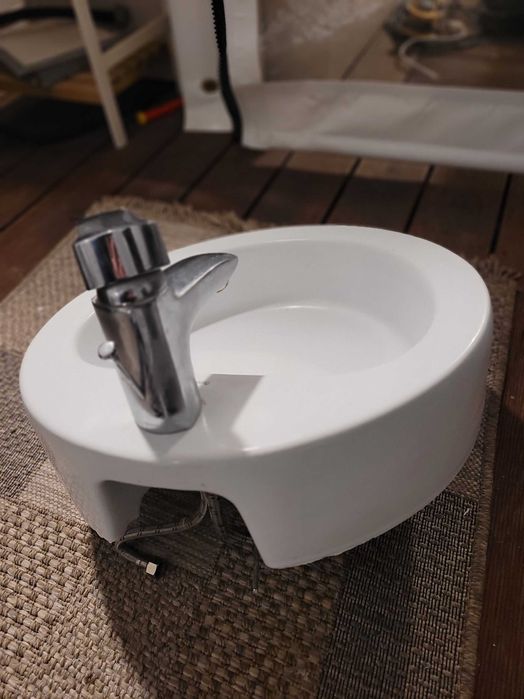 Umywalka z baterią