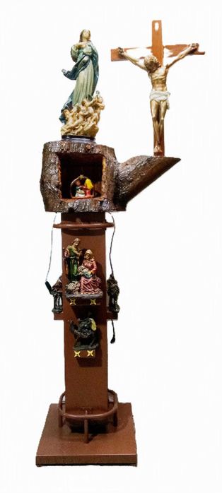 Altar e presépio montado em coluna de madeira de ferro, peça única de rara beleza