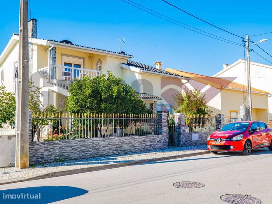 Moradia Isolada T5 com Garagem e anexo em Quinta do Conde