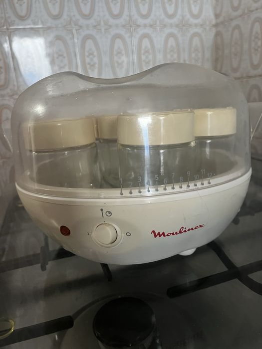 Iogurteira com pouco uso a funcionar corretamente.